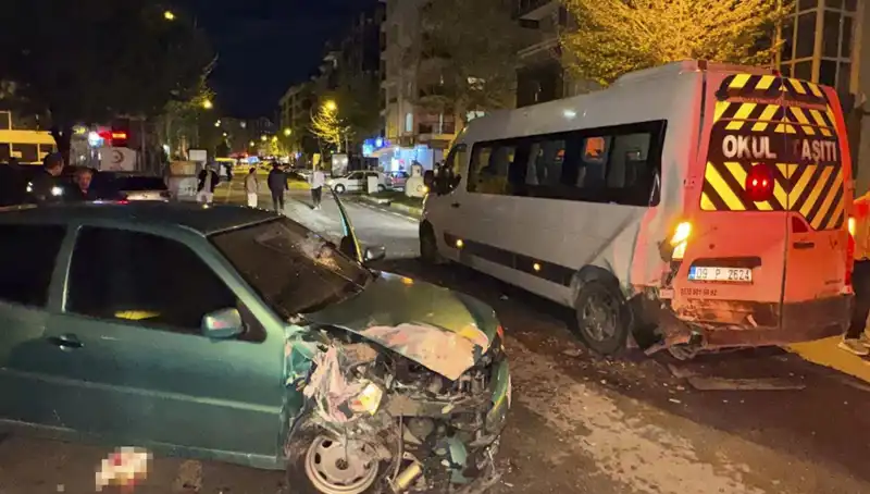 ** Minibüs Kazası: Otomobil Servis Araçlarına Çarptı, 6 Kişi Yaralı!**