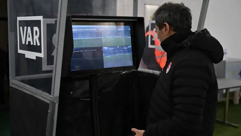 Beşiktaş-Gaziantep FK Maçında Alman VAR Hakeminin Rolü Tartışma Yarattı