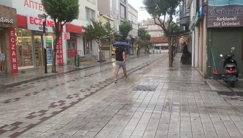 Kırklareli'de Sağanak Yağış Hayatı Olumsuz Etkiledi: Vatandaşlar Tedbir Almalı