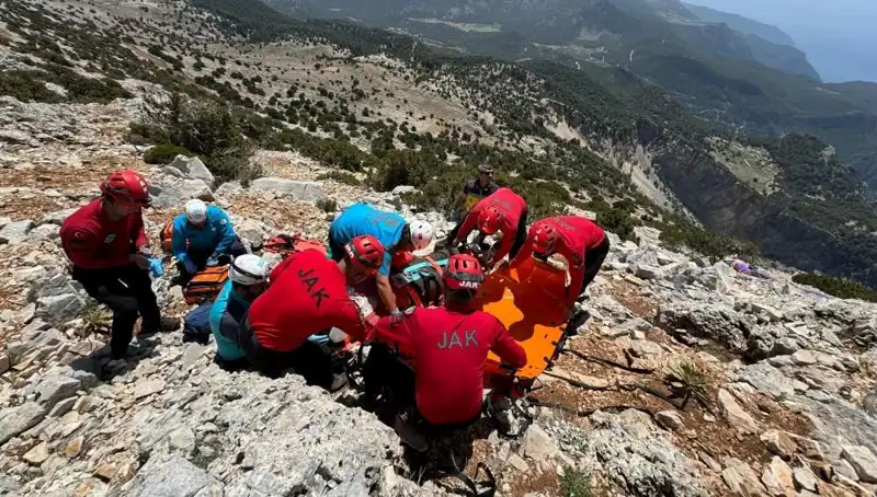 Fethiye'de Paraşütle Atlayan İki Kişi Kayalıklara Düşerek Hayatını Kaybetti