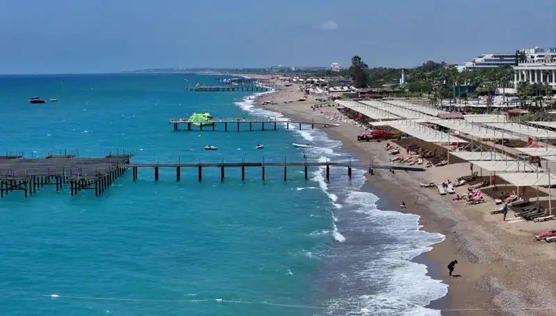 Antalya Sahillerinde Yazın Tadını Çıkarın: Güneşli Hava Keyfi Başladı