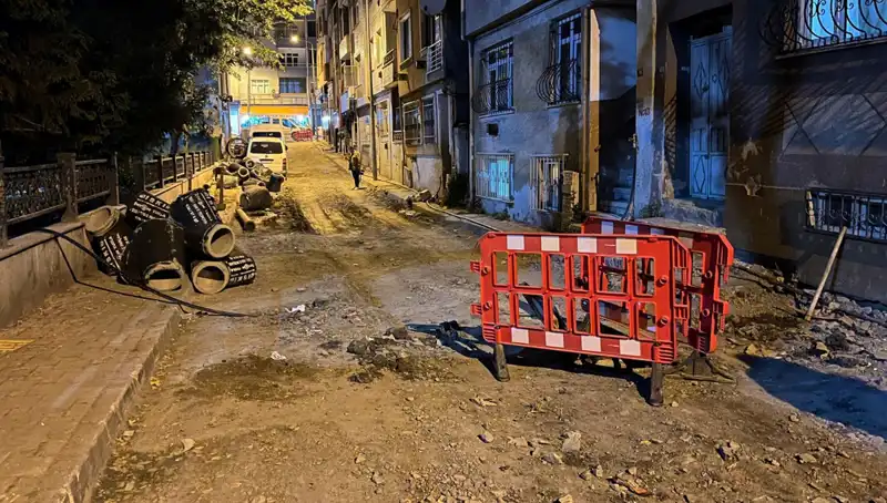 Bayrampaşa'da Altyapı Çalışmalarında Rögar Kapağı Patladı, Trafik Kilitlendi!