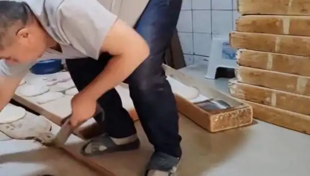 Pide Tezgahına Terlikle Basarak Fırına 105 Bin TL Ceza Kesildi