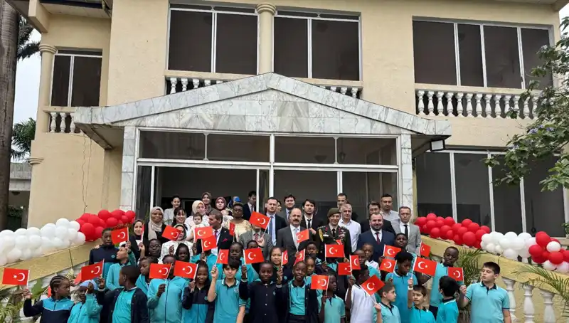 Kamerun’da Renkli Kutlamalarla Ulusal Egemenlik ve Çocuk Bayramı Coşkusu