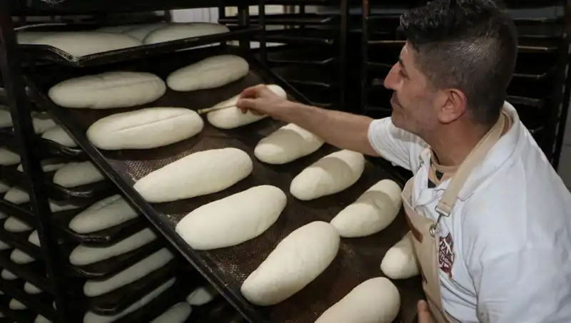 Yaz Sıcaklarında Fırınların Önünde Mücadele: 250 Derecede Ekmek Üretimi