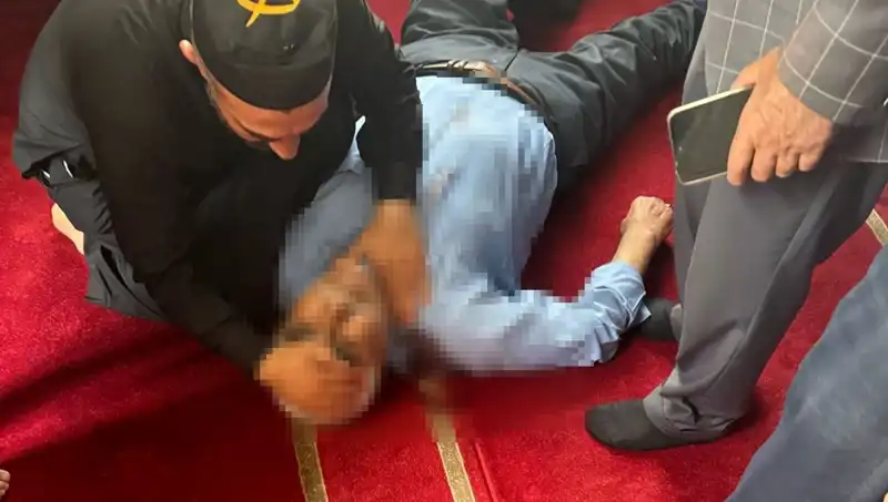 Camide İnsanı Şok Eden Saldırı: Namaz Sırasında Bıçaklı Saldırı