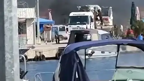 Tuzla'da Balıkçı Barınağında Meydana Gelen Lastik Yangını, Bölgeyi Alarm Durumuna Geçirdi