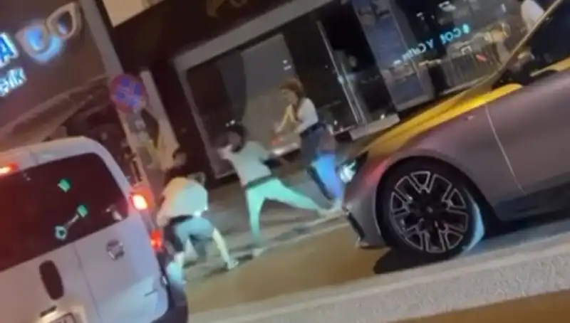 Cadde Boksunu Hayal Edenler İçin Bir İlk: Yumruklar Havada Uçuştu!