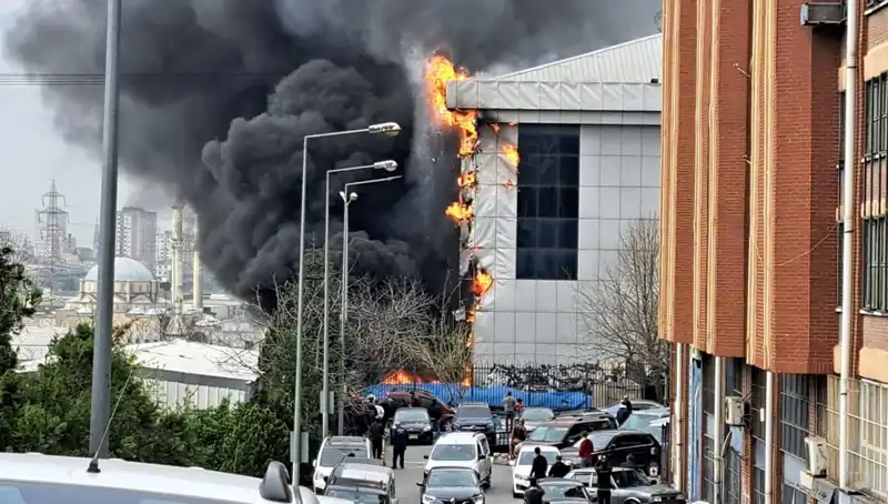 Başakşehir’de Miraç Sanayi Sitesi’nde Büyüleyici Yangın: Nedeni ve Sonrası
