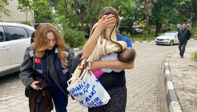 Kadın Hırsız Evlerden Yüzlerce Değerli Eşya Çaldı, Polis Tarafından Yakalandı