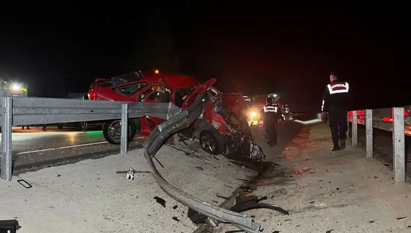 Bariyerlere Çarpan Otomobilde Can Pazarı: 2 Genç Hayatını Kaybetti