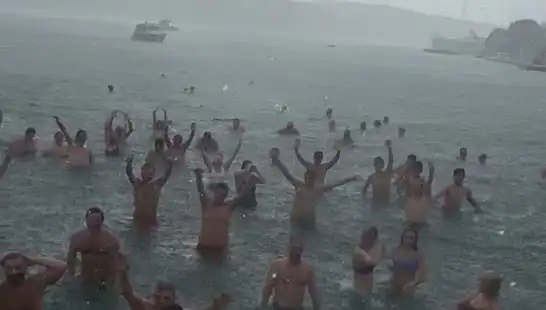 İstanbul Bebek’te Yağmura Rağmen Denizde Eğlenceli Anlar Yaşandı