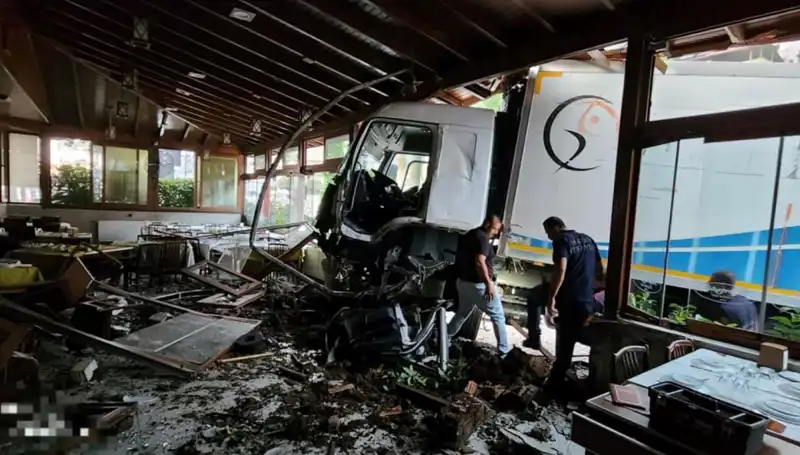 Freni Boşalan Kamyon, Restoranı Tahrip Etti: O Anlar Güvenlik Kamerasında