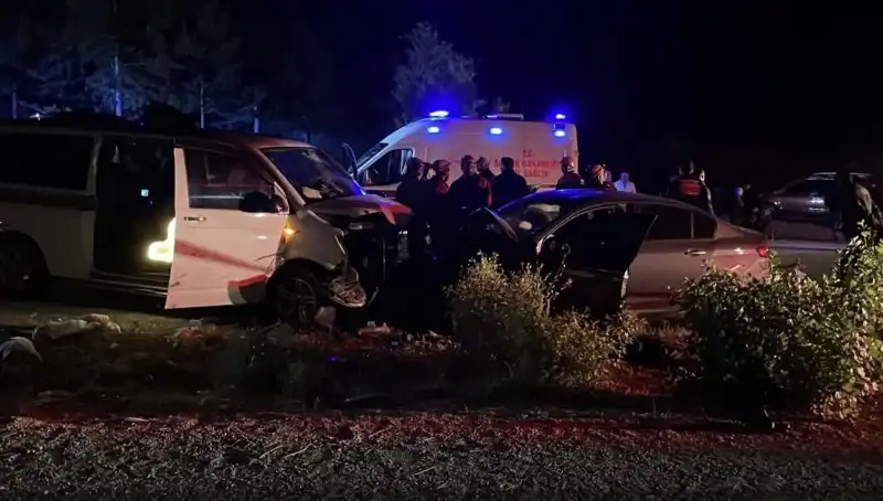 Ters Yön Kazasında Kafa Kafaya Çarpışma: Ölüm ve Yaralılar