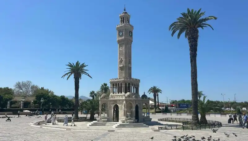 İzmir'de Sıcak Hava Dalgası: Meydanlar Boş Kaldı, Sıcaklık Rekor Kırıyor