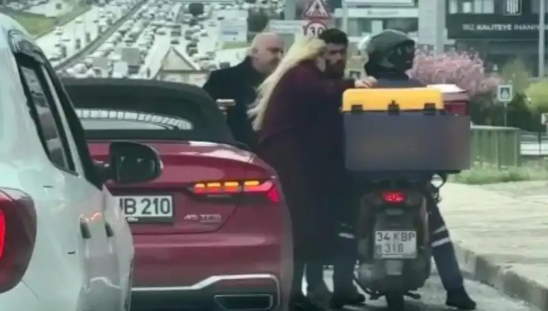 D-100'de Korku Dolu Anlar: Motokuryeye Silah Çeken Sürücü Olayı