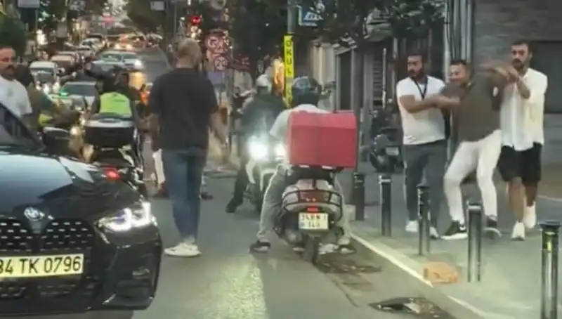 Nişantaşı'nda Yol Verme Kavgasında Sopalı Saldırı: Şok Görüntüler!