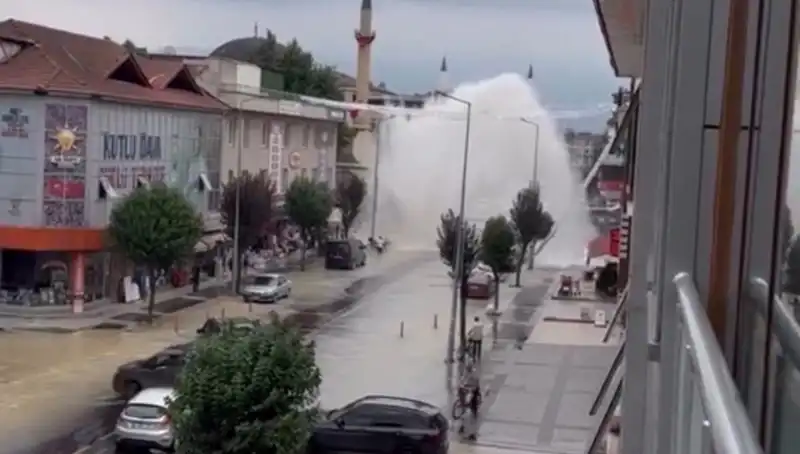 İçme Suyu Hattı Patladı, Su Yüzlerce Metreye Fışkırdı!