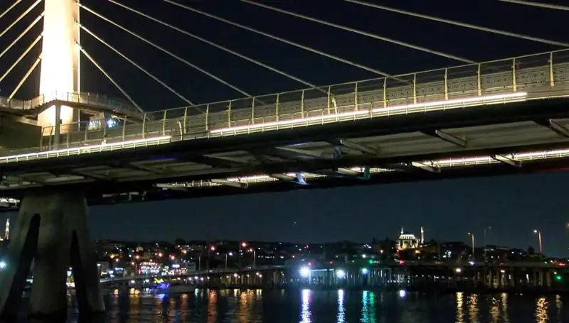 İstanbul'daki Metro Köprüsünden Denize Düşen Kişiyi Arama Çalışmaları Başladı