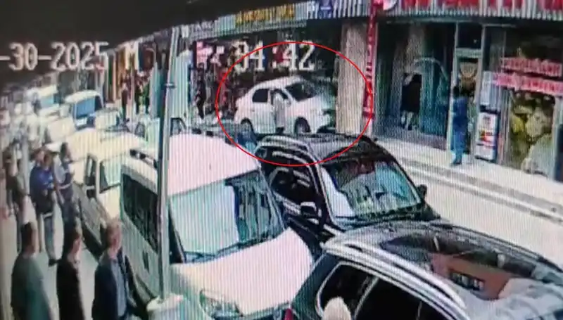 Alkollü Sürücünün Mağazaya Dalması, İki Çocuğun Hayatını Kurtardı