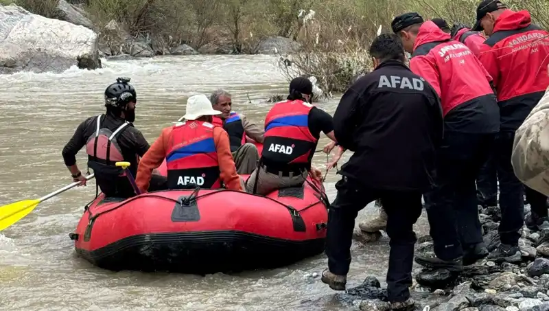 Zap Suyu Kenarında Mahsur Kalan 4 Kişi Kurtarıldı: Dramatik Kurtuluş Anları