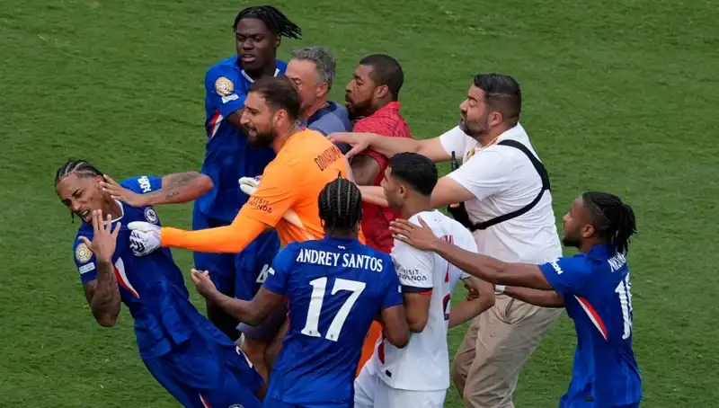 Dev Finalde Şok Anlar: Teknik Direktör Futbolcuya Yumruk Attı!