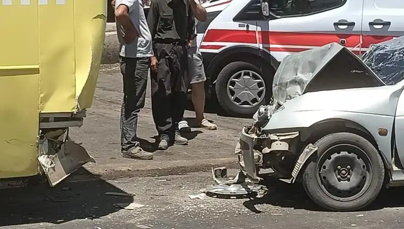 Halk Otobüsü ve Otomobil Çarpıştı: İki Yaralı, Kaza Anı Anbean Kamerada