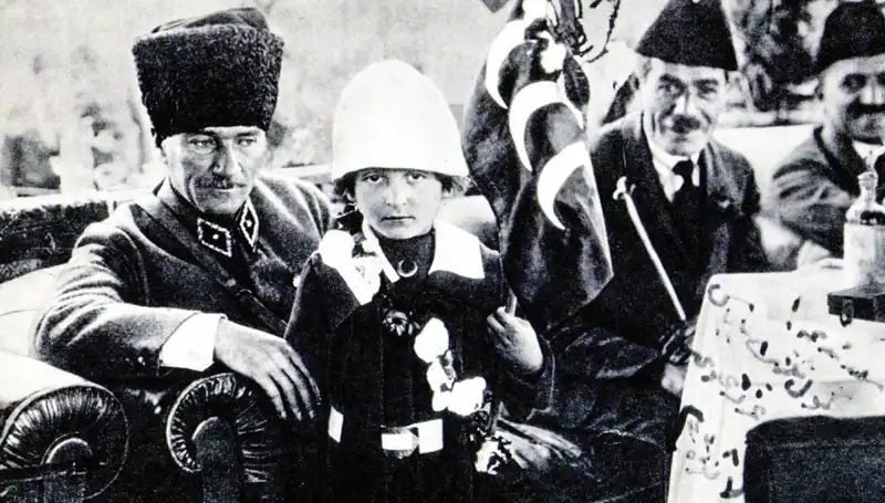 Unutulmaz Fotoğrafın Hikayesi: Şapkanın Altındaki Bayram Sevinci