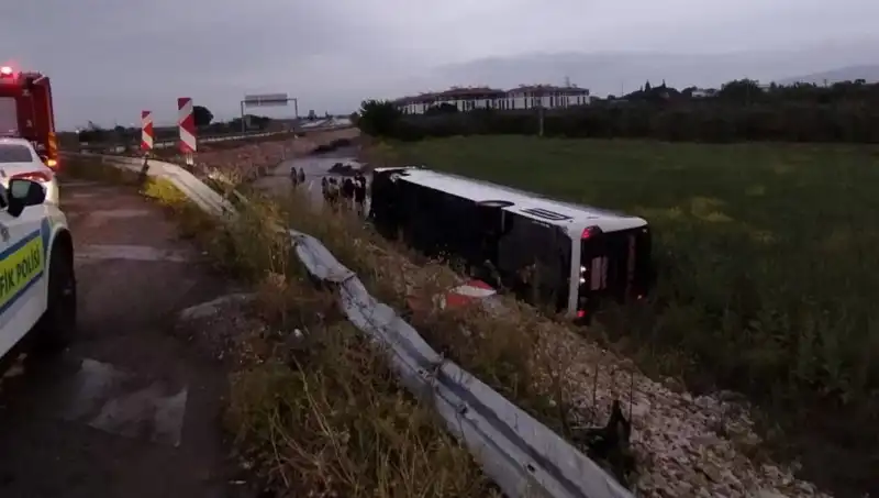 Manisa'da Yolcu Otobüsü Kazası: Sarsıcı Detaylar ve Yaralılar