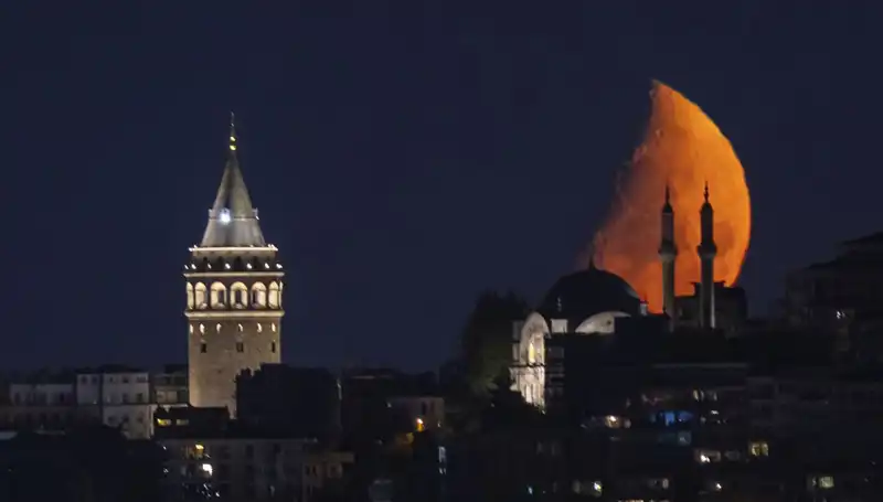İstanbul'da Yarım Ayın Büyüleyici Güzelliği Geceyi Aydınlattı