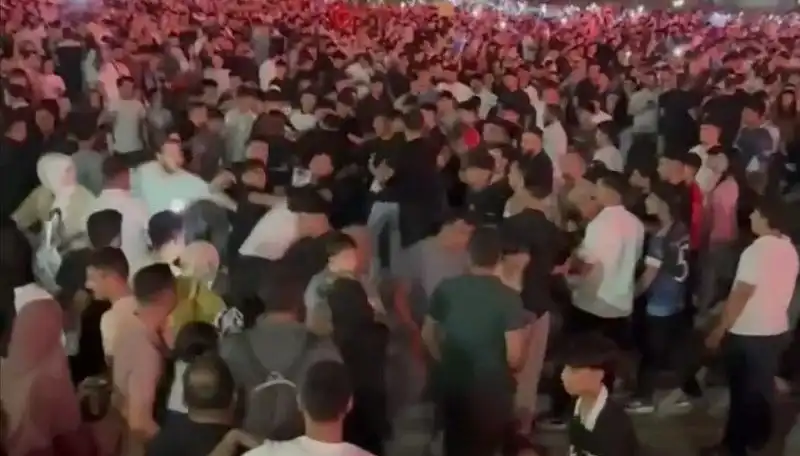 ** Konserde Bıçaklı Kavga: Üç Genç Yaralandı, Olay Yerinde Panik Hüküm Sürdü!**