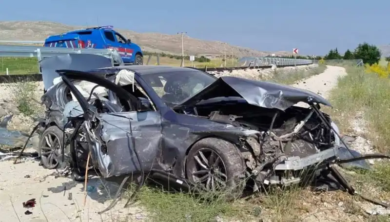 Sivas’ta İki Ayrı Trafik Kazasında 9 Kişi Yaralandı: Olayın Ayrıntıları