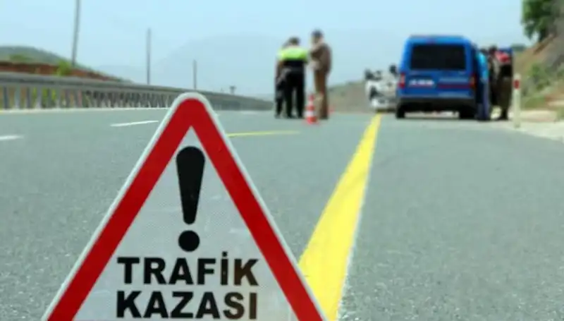 ** Hafif Ticari Araç ve Otomobil Çarpıştı: Altı Can Kaybı!**