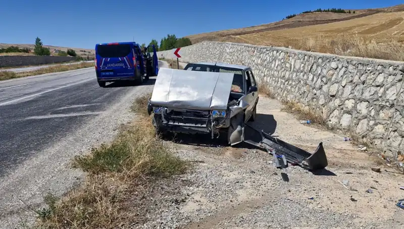 Kontrolden Çıkan Otomobil Duvara Çarptı: Şok Edici Kazada İki Yaralı