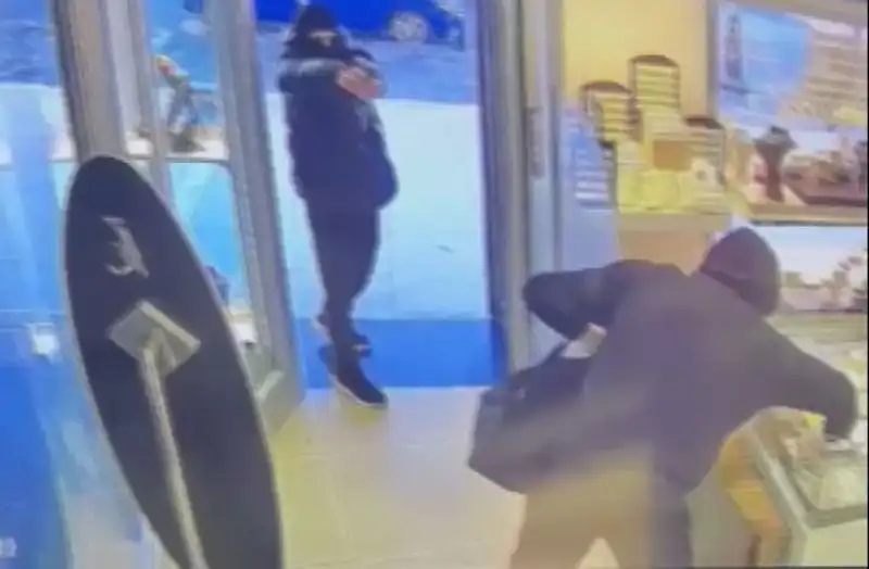 Ümraniye'de Maske Takmış Soyguncular, Eli Silahlı Soygun Girişiminde Bulundu