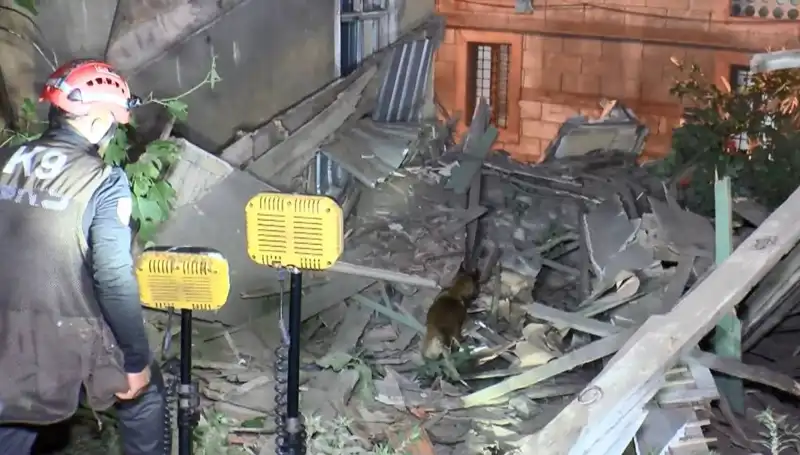 İstanbul'da Deprem Sonrası Yıkılan Bina: Felaketin Boyutları Ortaya Çıktı