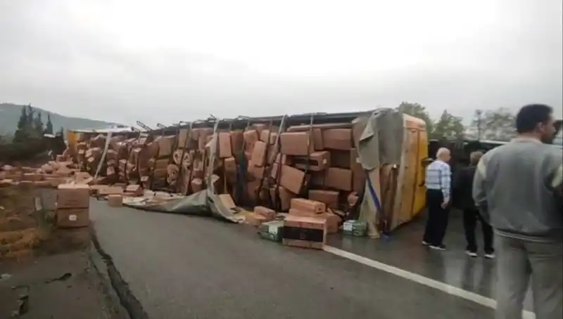 TEM Otoyolu’nda TIR Devrildi: Ankara Yolu Trafiğe Kapandı!