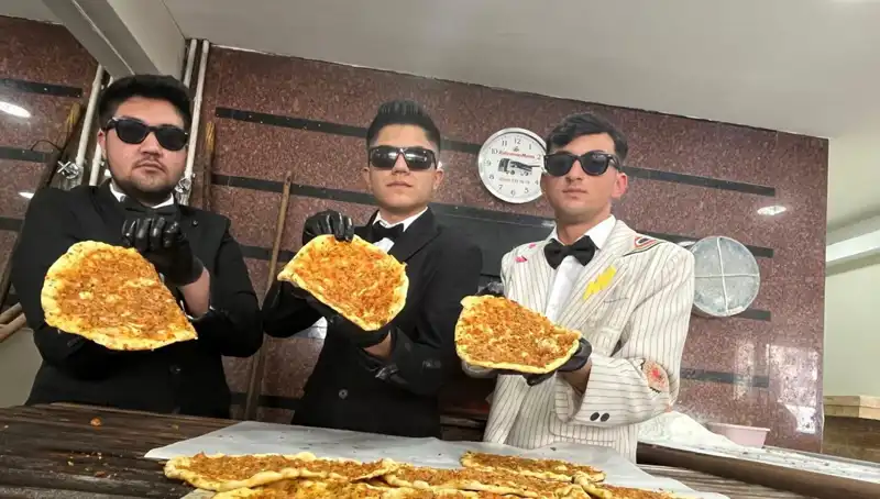 Takım Elbiseli Fırıncılar Şehirde Yeni Bir Akım Başlattı: Tepkiler Neler?