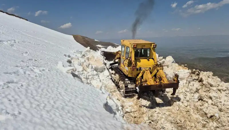 Nisan ayında 2 Metreyi Bulan Karda Yol Açma Çalışmaları Başladı!