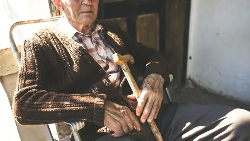 100 Yaşlıdan 16’sında Depresyon: Yalnızlık ve İlgi Eksikliği Alzheimer Riskini Artırıyor