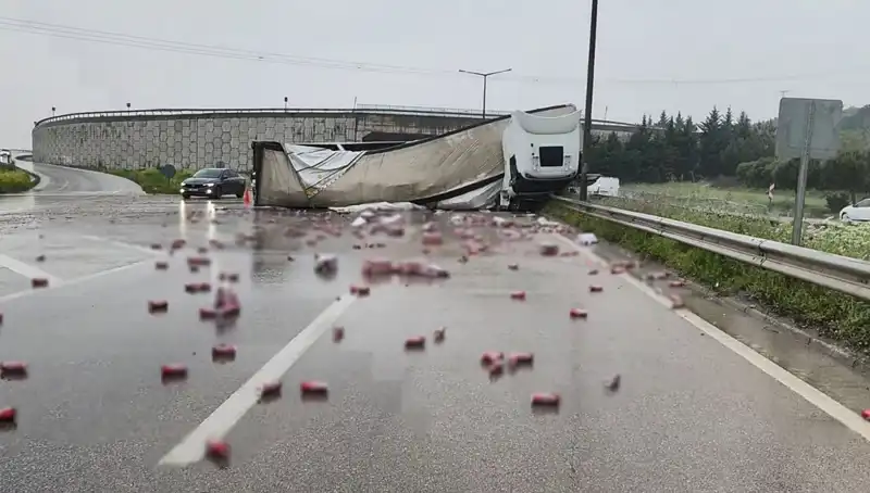 TIR Devrildi, İçkiler Yolda Şenlik Gibi Saçıldı: Olay Anı