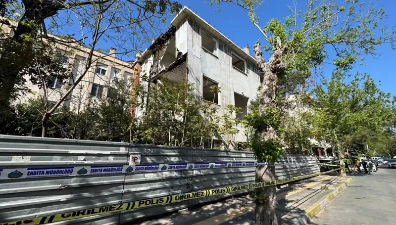 Bakırköy'de Metruk Bina Depremle Kısmen Çöktü: Mahallede Panik Havası