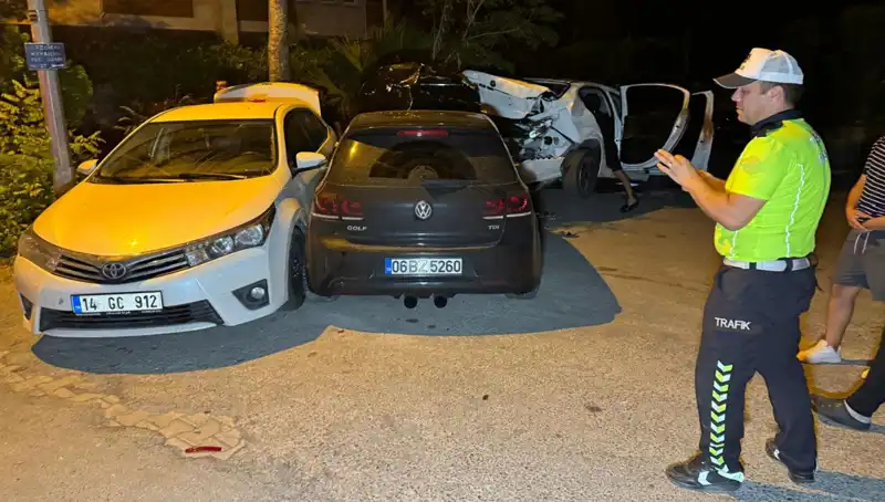 Alkollü Sürücü Sokağı Korku Dolu Anlara Sürükledi: Üç Araç Çarpıştı