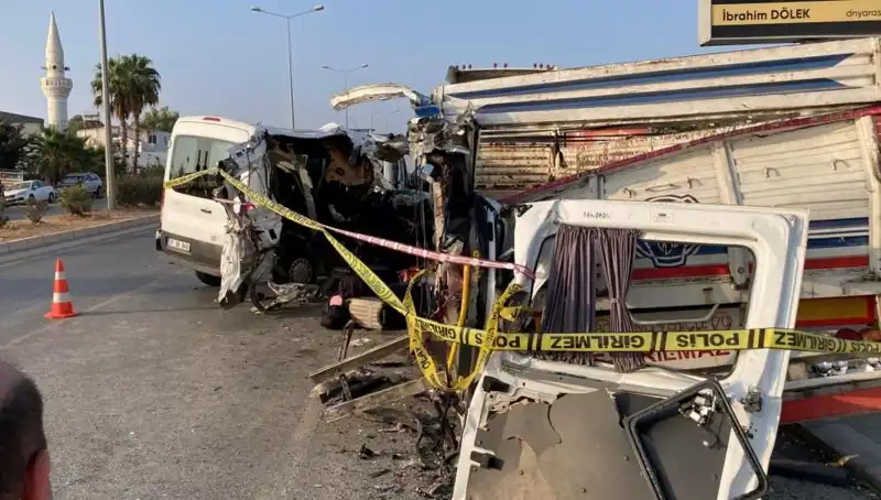 Mersin'de Tatil Dönüşü Kanlı Kazada İki Can Gitti, On Yaralı Var